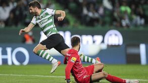 Sarabia colocou o Sporting na frente de penálti após lance polémico de Paulinho na área do Paços