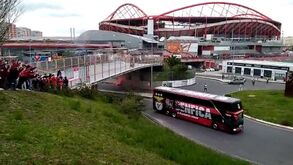 Euforia na chegada do autocarro do Benfica à Luz antes do jogo com o Liverpool