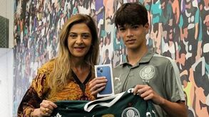 Presidente do Palmeiras oferece telemóvel a miúdo agredido por Calleri