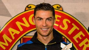 Cristiano Ronaldo recebe prémios de melhor golo e jogador do mês de março da Premier League
