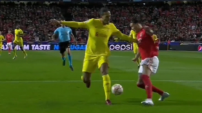 Os casos do Benfica-Liverpool: especialista Record analisa lances polémicos