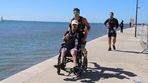 Irmãos juntos nas provas mais longas de triatlo para falar de paralisia cerebral