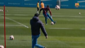 Xavi mostra precisão nos cruzamentos e 'dá ajuda' aos jogadores do Barcelona no treino