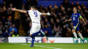 Courtois rendido a Benzema: «É o melhor avançado do Mundo»