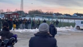 Mourinho ia ter com adeptos do Bodo/Glimt mas deu meia-volta quando lhe atiraram... uma bola de neve