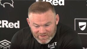 Rooney 'responde' a Ronaldo: «Não há quem não tenha inveja dele, dos troféus e dinheiro que ganhou... até dos abdominais»