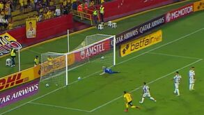 Golo impressionante a partir de um canto na Copa Sul-Americana