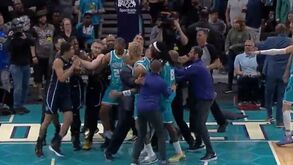 Cena de pancadaria em jogo da NBA acaba com três jogadores expulsos
