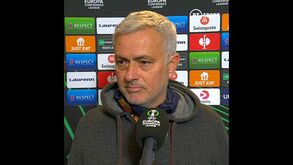 Mancini lesionou-se no Roma-Bodo/Glimt e Mourinho não perdoou: «Estes campos de plástico...»