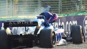 Luta de Fernando Alonso pela pole position no GP da Austrália acaba... contra um muro
