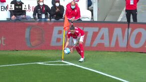 Benfica pediu penálti sobre André Almeida mas o árbitro mandou jogar