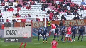 Mais protestos do Benfica: águias pediram penálti por mão de Baraye neste lance