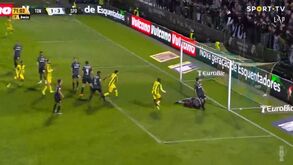 O golo do Tondela e o momento em que Tiago Dantas reage para a bancada do Sporting