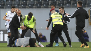 Adepto entra em campo e pontapeia jogadores do V. Guimarães
