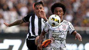 Corinthians de Vítor Pereira bate Botafogo sem Luís Castro no banco