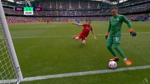 Bola na linha de golo, Jota por perto e Ederson… nas calmas: o lance que se tornou viral