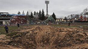 Da cratera no relvado às bancadas arrasadas: assim ficou o estádio Yuri Gagarin após bombardeamentos russos