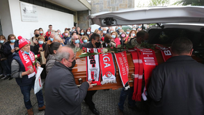 Emoção no último adeus a Melinha: cachecóis, cânticos e potes de fumo na homenagem à adepta do Sp. Braga