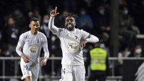 Médio Fabrício Isidoro renova com Farense por duas épocas