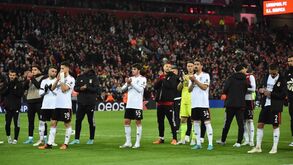 Adeptos do Benfica rendidos à equipa cantaram durante largos minutos e Rui Costa também aplaudiu