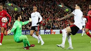 A crónica do Liverpool-Benfica, 3-3: e a vitória esteve mesmo por um fio