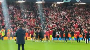 Benfica foi para o balneário mas voltou ao relvado para agradecer apoio dos adeptos