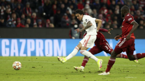 Um golo e dois anulados: Darwin de rastos após eliminação do Benfica acabou consolado por Luis Díaz e Salah