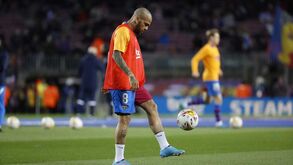 Dani Alves e o desaire do Barcelona na Liga Europa: «Quando caímos, levantamo-nos juntos»