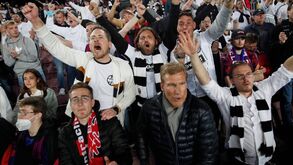'E esta bancada é toda nossa! Allez!': Eintracht Frankfurt jogou ‘em casa’ no Camp Nou