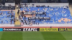 «Desonram este clube a cada dia que passa»: a tarja da Mancha Negra antes do jogo com o Penafiel