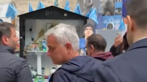 Mourinho visita memorial a Maradona e presta tributo a El Pibe
