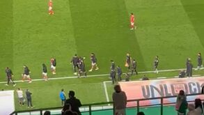 Golo de Gil Dias: adeptos do Sporting a deixar Alvalade, a festa benfiquista e bancos 'picados'