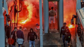 Claque do Ajax esteve em autêntica batalha campal com a polícia antes da final da Taça da Holanda