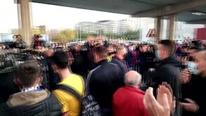 'Barça sim, Laporta não': adeptos do Barcelona em protesto fora de Camp Nou