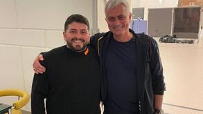 Mourinho visita mural de Maradona na véspera do jogo com o Nápoles