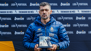 Sérgio Conceição recebe prémio Vítor Oliveira após pleno de vitórias do FC Porto em março