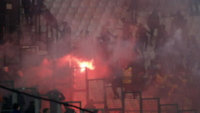 Adeptos de Marselha e PAOK em batalha de fogo de artifício... nas bancadas