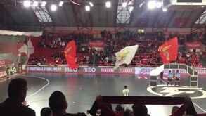 Entradas das equipas, o espetáculo de luzes e o hino do Benfica antes do início do dérbi