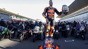 Miguel Oliveira e a 'escolta' até ao AIA: «Não queria acreditar! Olhar para trás e ver motos e motos...»