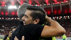 O abraço entre Paulo Sousa e Abel Ferreira antes do Flamengo-Palmeiras
