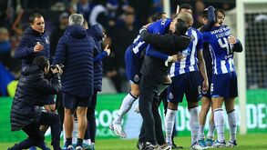 As imagens da festa do FC Porto, com Sérgio Conceição no ar, Pepe no centro das atenções e tarjas para Pinto da Costa
