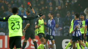 Matheus Reis pediu penálti, Otávio pediu simulação, mas foi assinalado fora de jogo ao Sporting