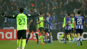 A entrada que valeu o cartão vermelho a Porro no FC Porto-Sporting