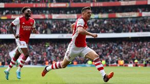 Xhaka fechou as contas do Arsenal-Manchester United com este grande golo