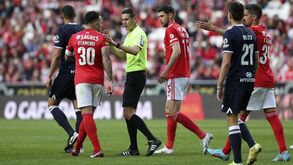 Benfica pediu penálti neste lance diante do Famalicão, árbitro e VAR mandaram seguir