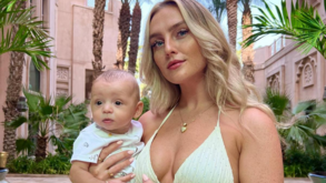 Filho de Perrie Edwards segue viagem