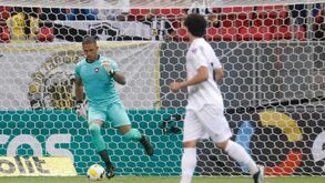 Luís Castro e John Textor 'seguram' guarda-redes após erro: «Nunca está sozinho»