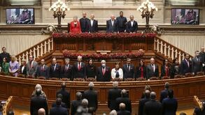 25 Abril: Sessão interrompida por momentos devido a desmaio de funcionário da AR