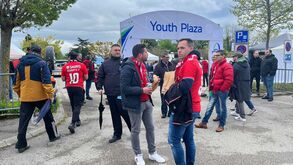 Adeptos do Benfica já estão no Estádio Colovray para assistir à final da Youth League