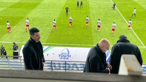 Nélson Veríssimo presente nas bancadas do Estádio Colovray para assistir à final da Youth League